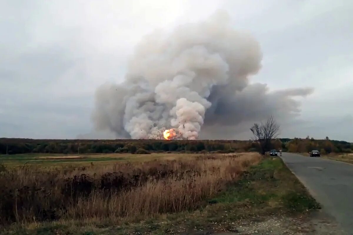 Слышны разрывы снарядов. Пожар на складе боеприпасов в Рязанской области. Пожар в Рязанской области горит склад боеприпасов. Взрыв на складе боеприпасов в Рязанской области. Склад боеприпасов в Рязанской области.