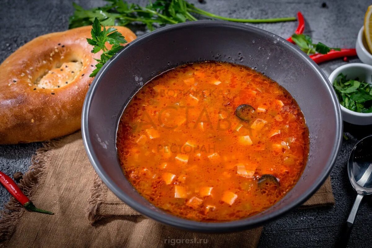 Сборная солянка фото. Суп солянка мясная. Солянка сборная мясная. Суп солянка сборная. Солянка с колбасой.