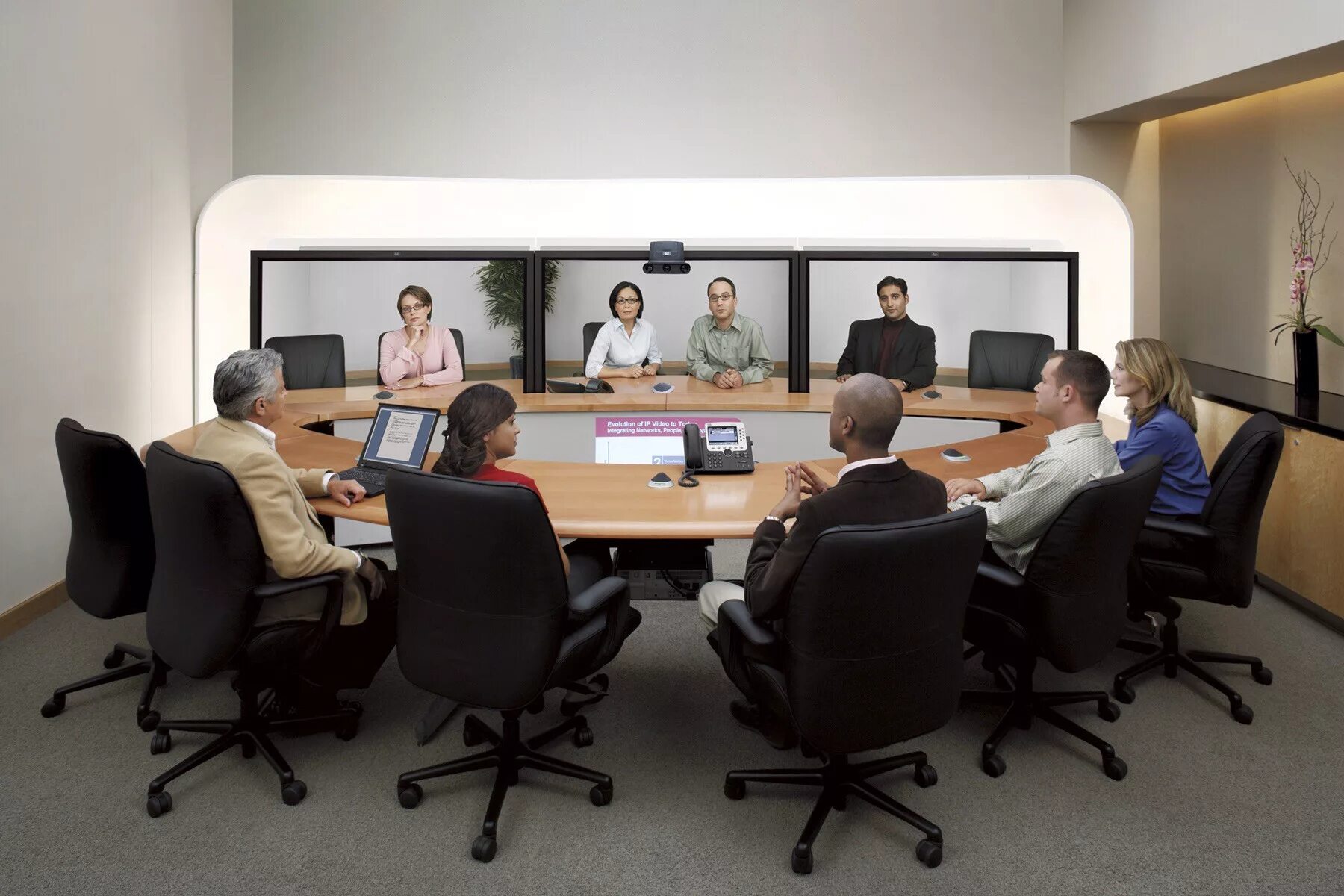 Cisco Telepresence 1000. Видеоконференция офис. Переговорные комнаты для видеоконференций. Симметричная видеоконференция это. Электронных переговоров