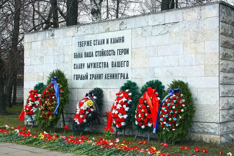 Мемориал журавли в петербурге. Невский мемориал Журавли в Санкт-Петербурге. Мемориал Журавли Невский район. Мемориальный комплекс Журавли в СПБ. Невское мемориальное кладбище Журавли.