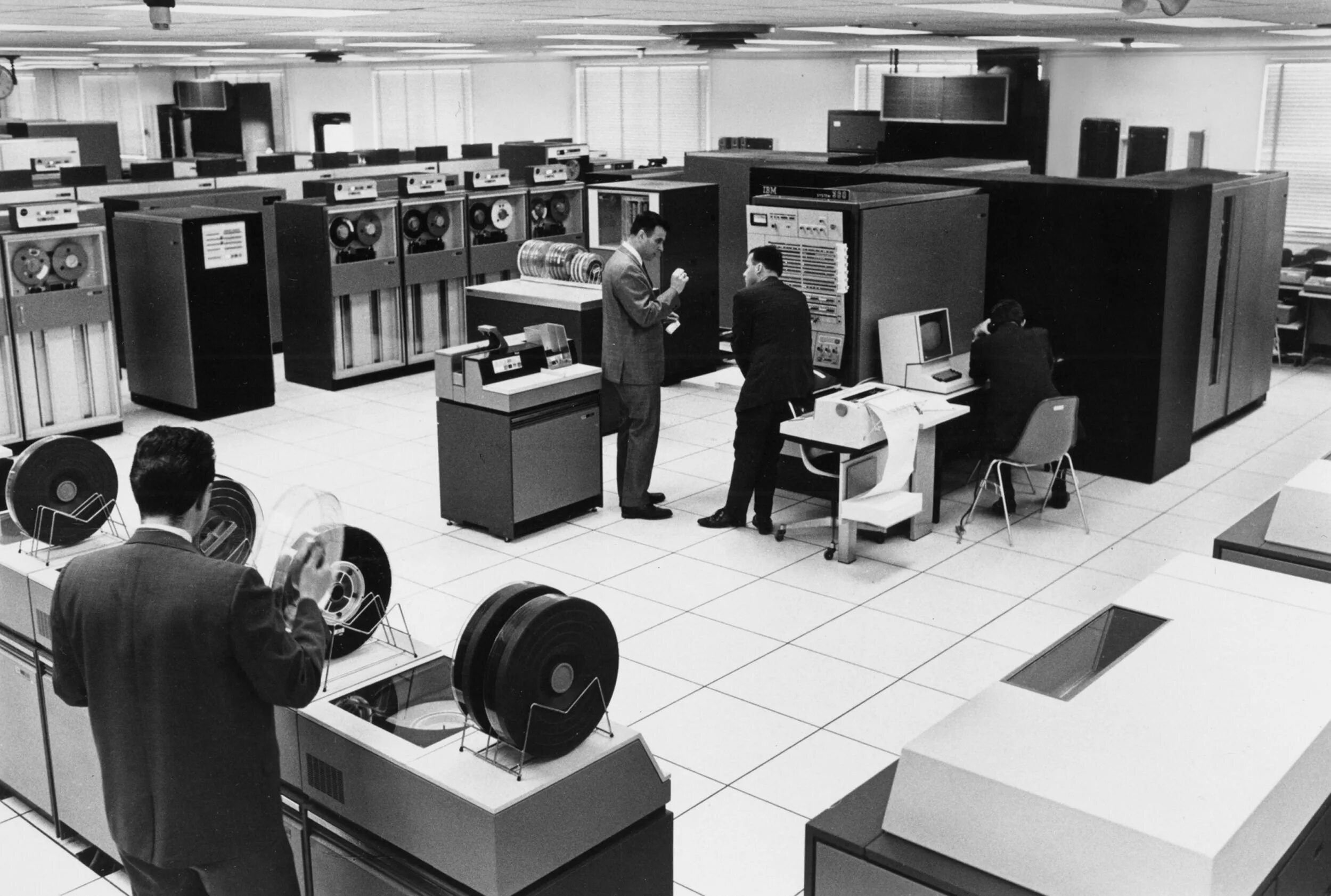 Ibm сша. Мэйнфреймы ibm 1960. мейнфреймы 1970. мэйнфрейм 1950. компьютер ibm 1970.