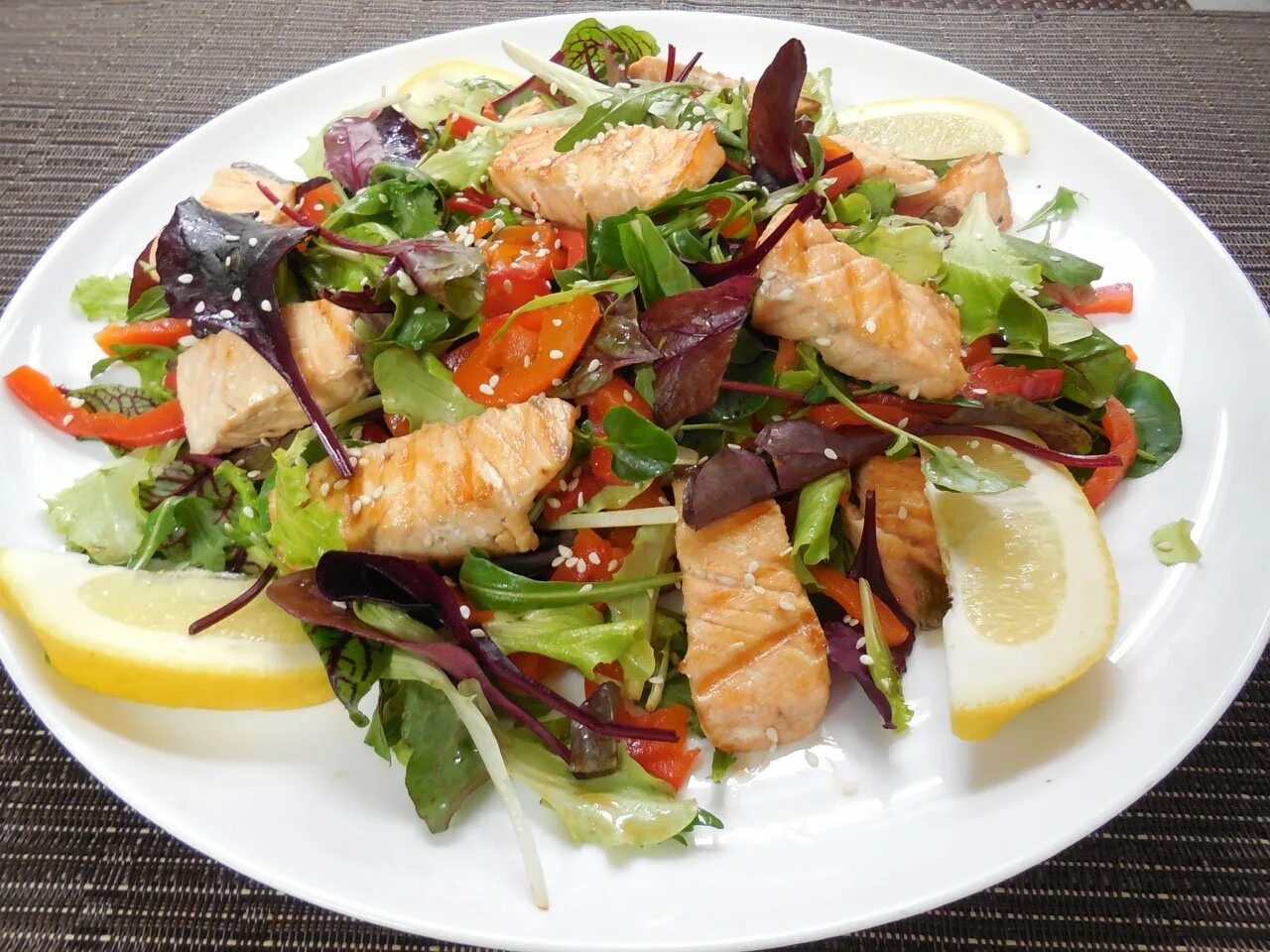 Салат из лососевой рыбы. Теплый салат с рыбой. Салат к рыбе жареной. Салат с жареным лососем. Рыба с овощным салатом.
