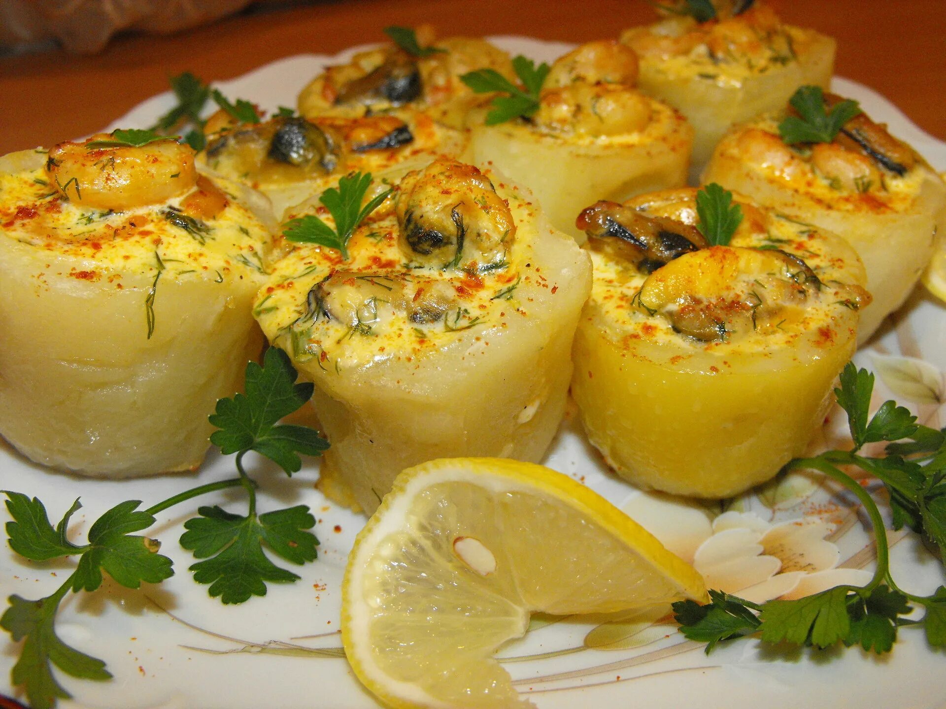 Картофельные стаканы. Картофельные стаканчики. картофель с морепродуктами. картофельные стаканчики с грибами. картофельные стаканчики с морепродуктами фото.