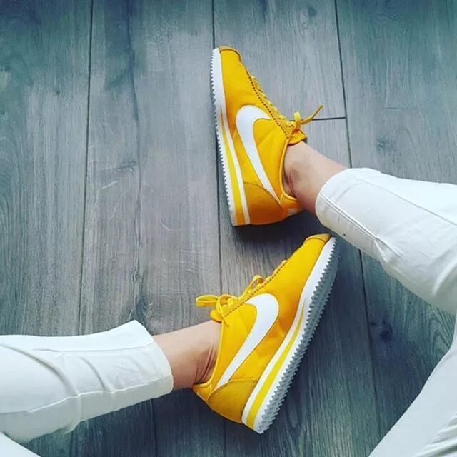 Кроссовки желтые после стирки. Nike Cortez желтые. Жёлтые кроссовки женские. Желтые кеды. Желтые туфли Эстетика.