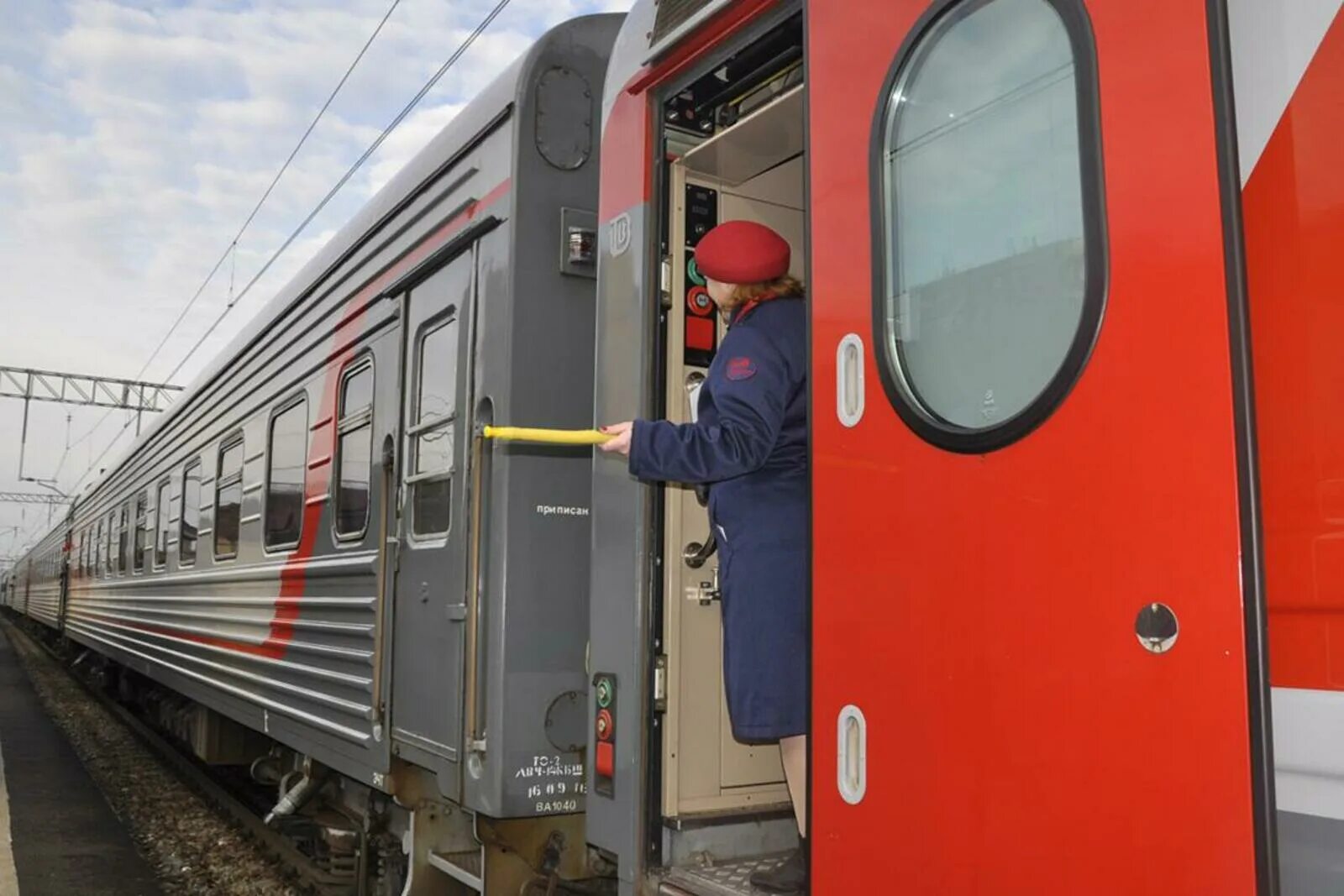 За сколько продают поезд дальнего следования. Поезд Екатеринбург. Поезд РЖД. Поезд дальнего следования. Поезд фото.