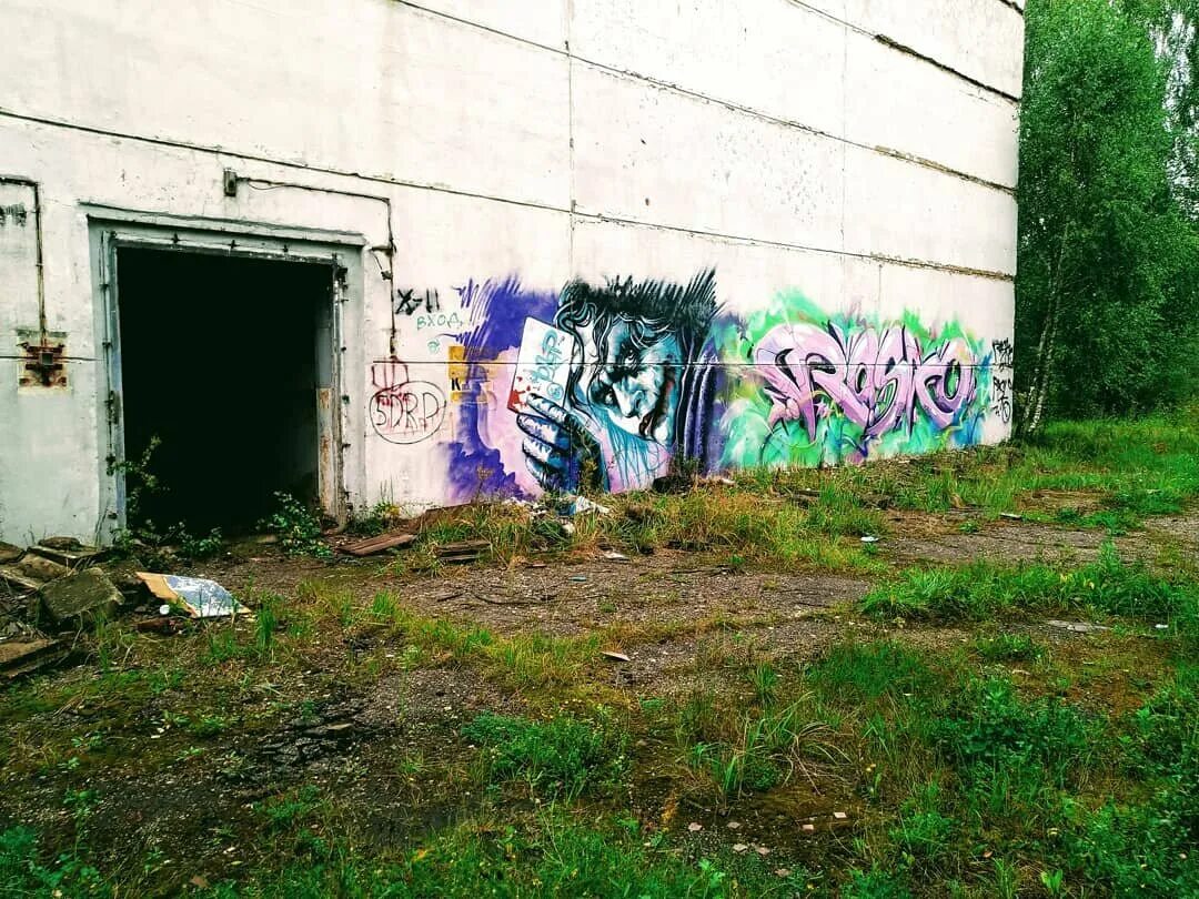 Разрисованная стена заброшки. Граффити на бетонной стене. Заброшки граффити. Заброшки граффити. Граффити.