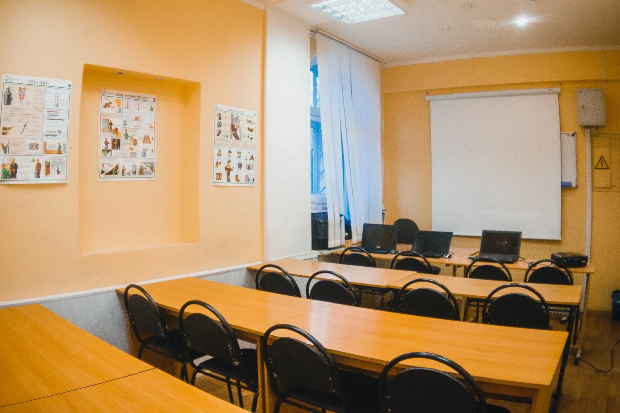 конференция в вузе. преподаватель спб. студенческий спбгпму. фото студентов спбгпму. языковая школа.