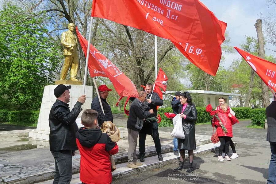 20 день рождения ленина. Знамя революционеров. Советские памятники. С днем Октябрьской революции. 22 Апреля день ВЛКСМ.