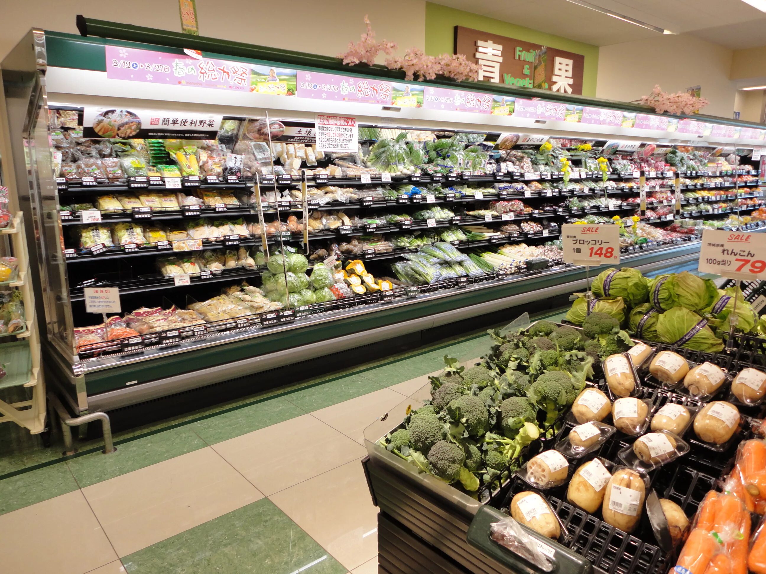 Магазин продукты. Российские товары в магазине. Товары отечественного производства. Полки продуктового магазина с товаром. 2022 отечественные продукты.