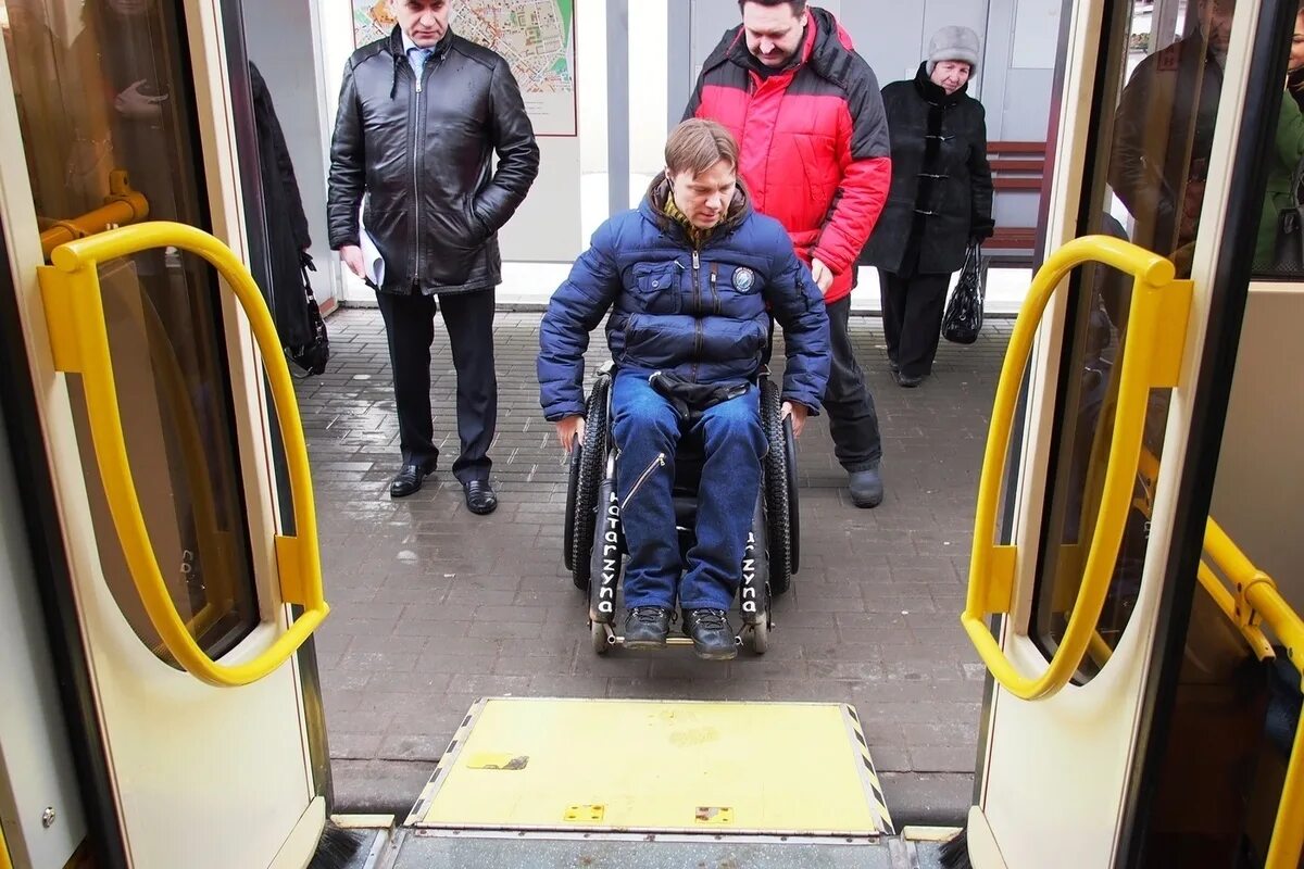 Доступность транспортных услуг для инвалидов. Автобус для инвалидов. Транспорт для маломобильных людей. Доступность общественного транспорта для инвалидов. Транспорт для инвалидов колясочников.