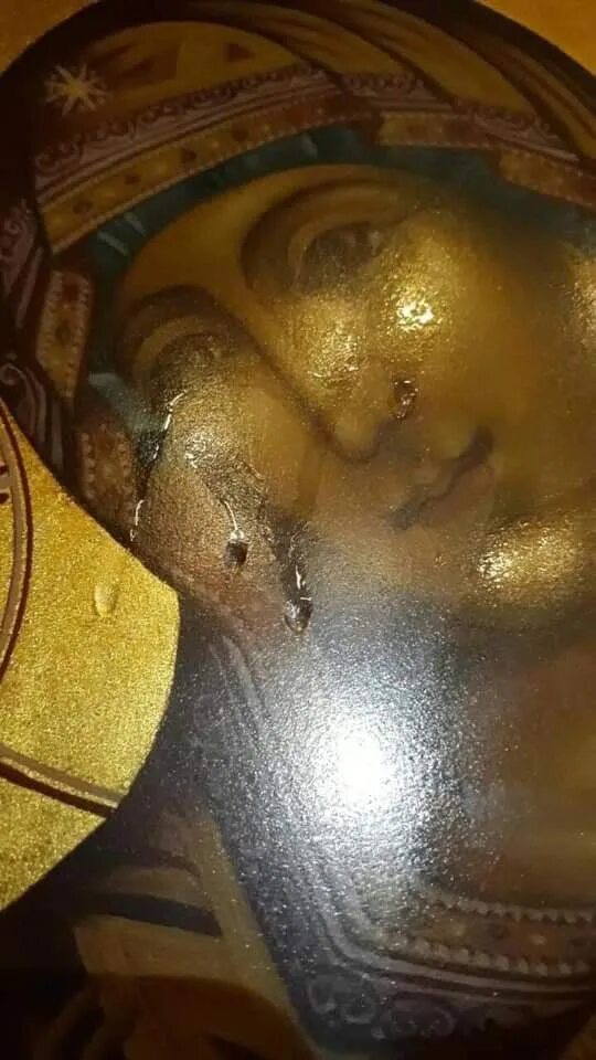 Икона знамение замироточила. Икона божией матери в тульской области мироточит. Мироточение. Икона богородицы мироточит 2022. Плачущие иконы.