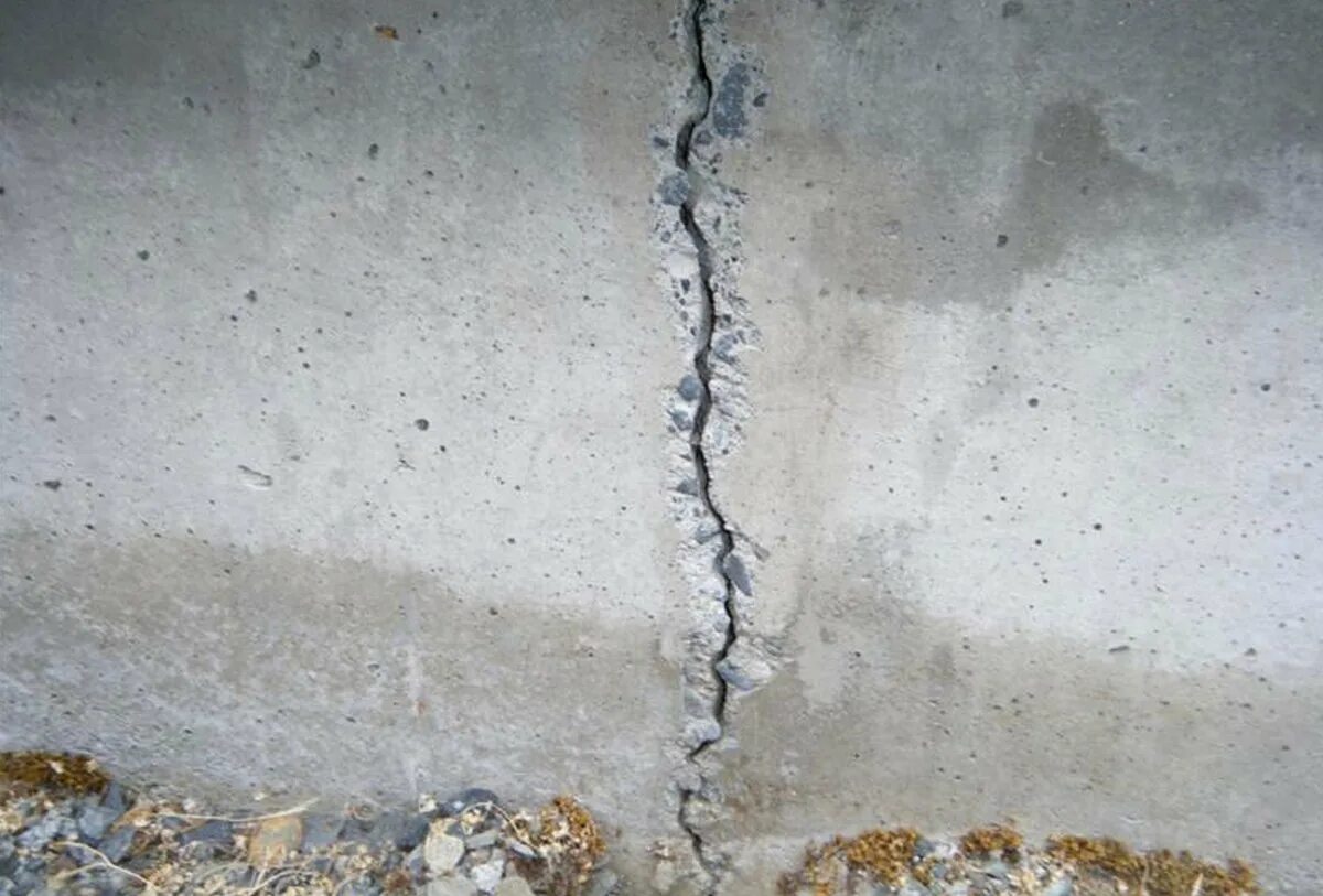 Трещины в перекрытии. Трещины в жб перекрытии - монолит. Усадочные трещины в фундаменте. Температурно-усадочные трещины в бетоне. Трещины в железобетонных стенах.