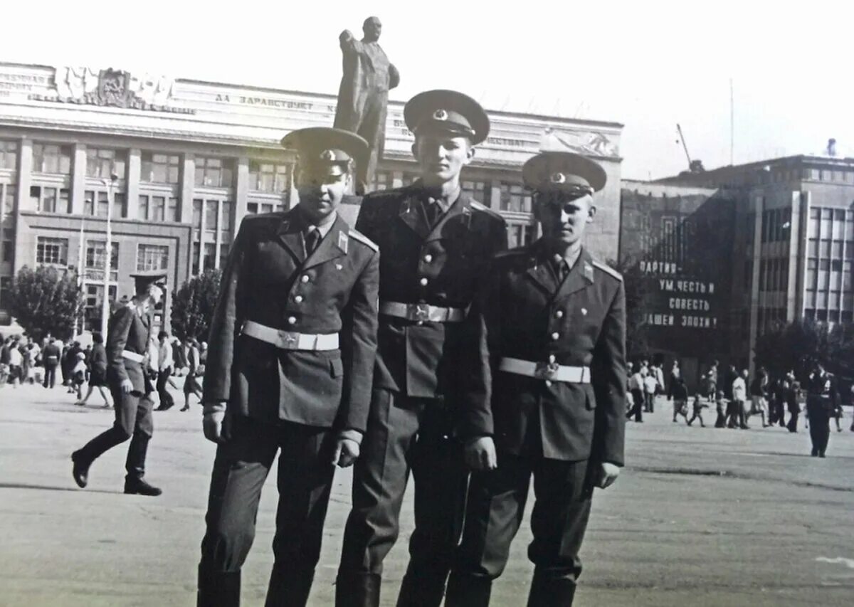 Курсант 12 назад в ссср читать полностью. Саратовское высшее военное авиационное училище лётчиков. Курсант Оренбургского училища. Курсанты летных училищ в войну. Тамбовское высшее военное авиационное училище им. м. Расковой..