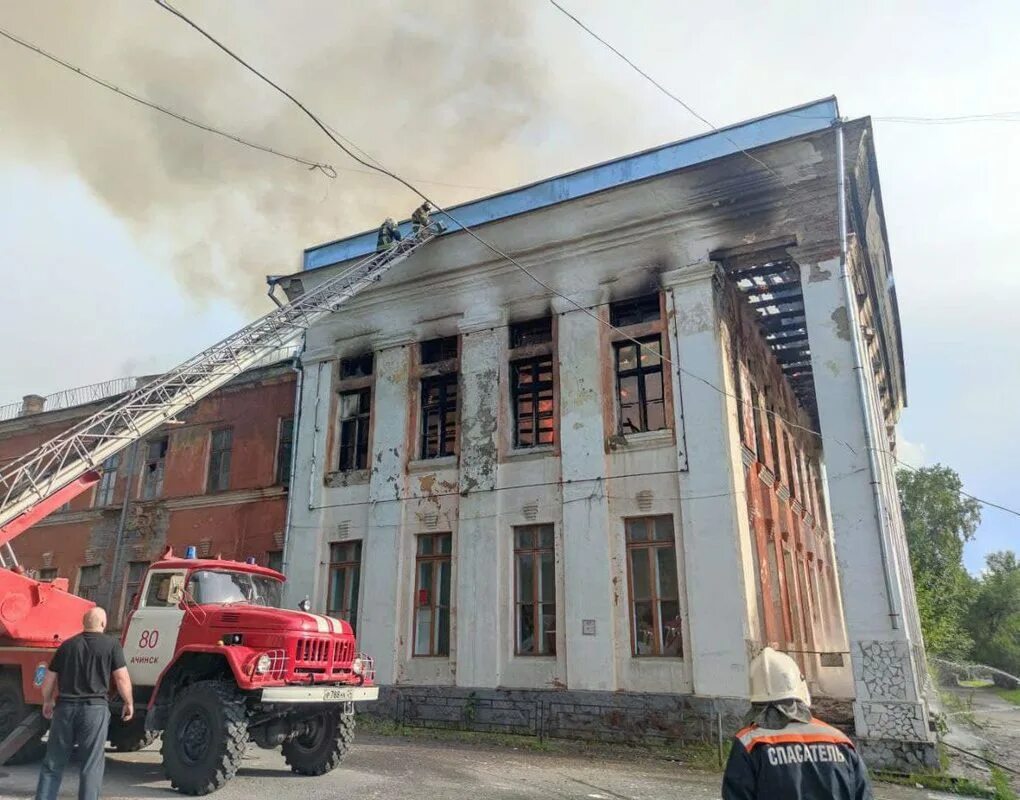 Ачинский механико Технологический техникум здание. МТТ Ачинск пожар. Ачинск здание МТТ. Сгоревшее заброшенное здание. Что будет если сгорит колледж