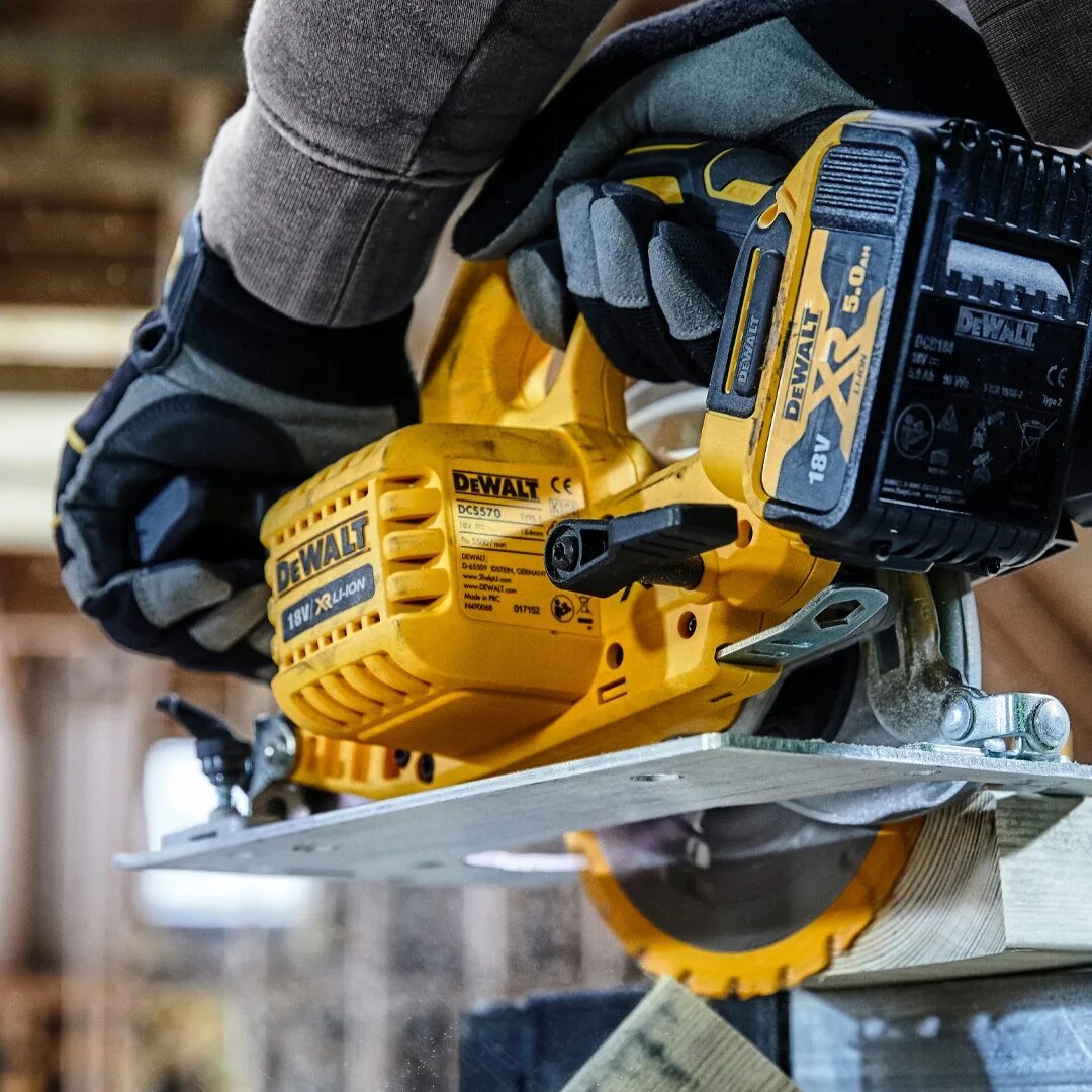 Пила dewalt dcs. Dewalt. dewalt реклама.