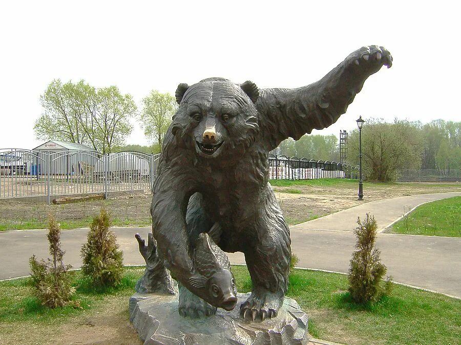 Какие памятники есть в ярославле. Парк тысячелетия Ярославль медведь. Медведь Церетели в Ярославле. Ярославль парк 1000 летия медведь. Парк тысячелетия Ярославль скульптуры.