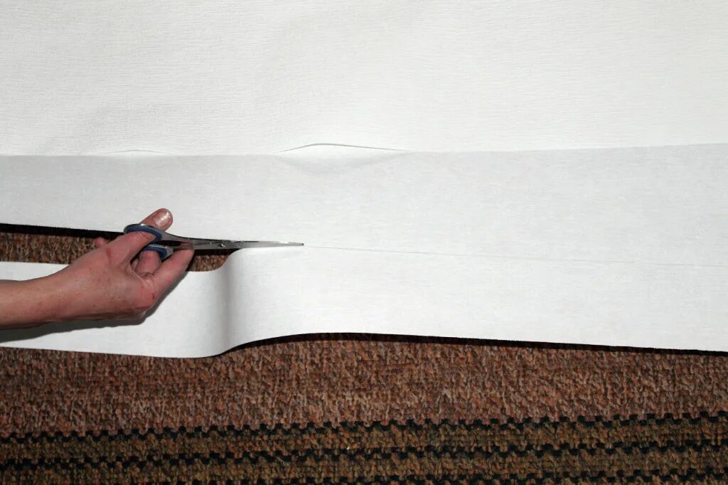 подрезка обоев. поклейка обоев. наклейки на обои. оклеивание стен обоями.