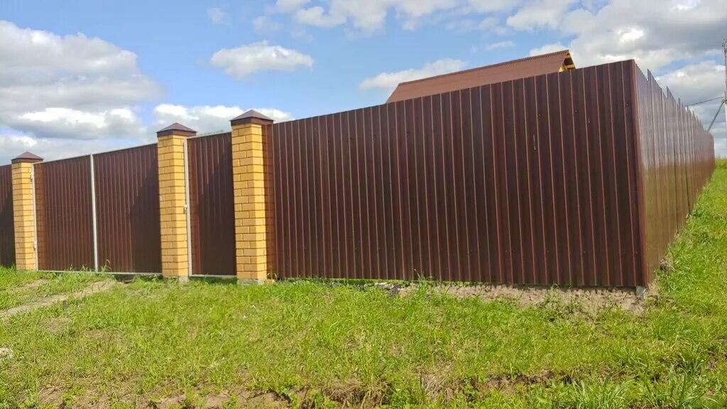 Забор для предприятия. Штакетник нова люкс. Заборы в серпухове. Заборы серпухов. Профлист для забора серпухов.