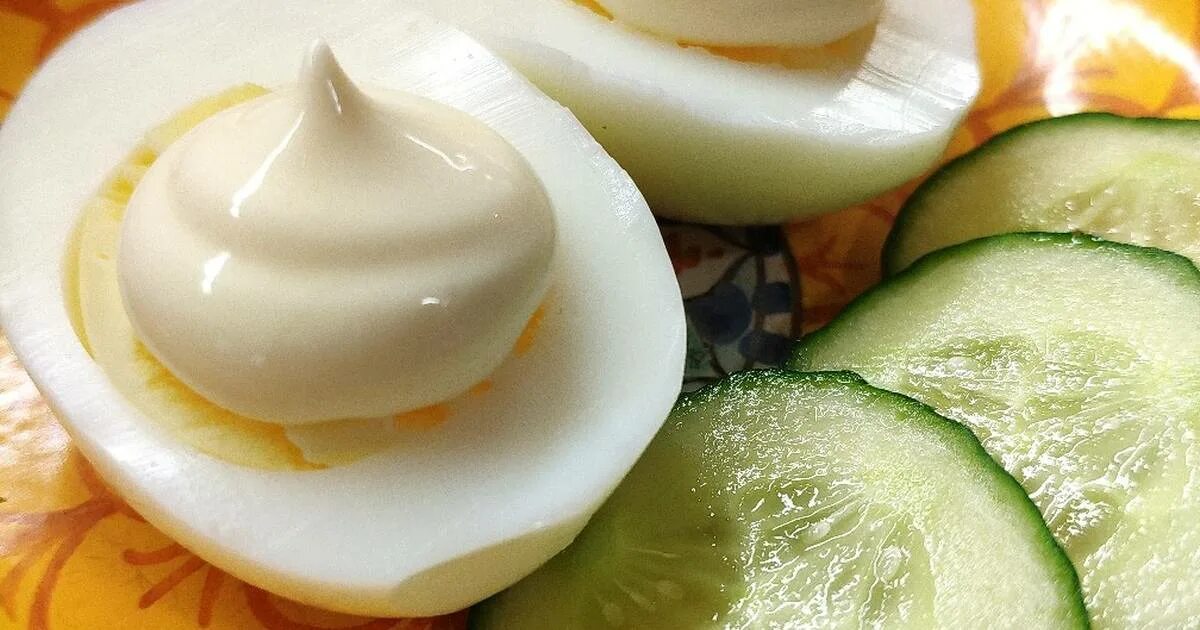 вареные яйца с майонезом. яйцо под майонезом фото. вареные яйца под майонезом. яйца под майонезом с гарниром. блюда с майонезом.