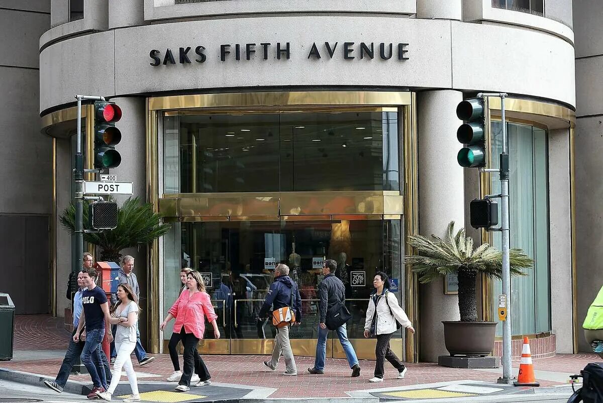 Saks fifth. Сакс универмаг Нью-Йорк. Сакс пятая Авеню. Saks Fifth Avenue магазин. Магазин Блумингдейл в Нью-Йорке.