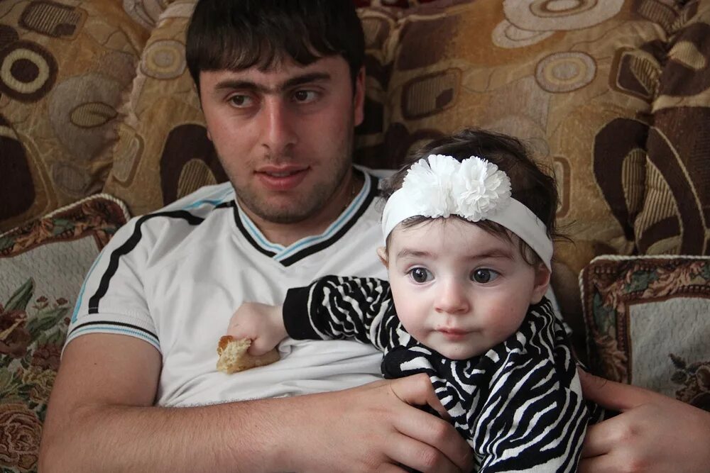 мать русская отец таджик внешность детей. дети азербайджанца. маляры фото приколы. внешность ребенка. папа таджик.