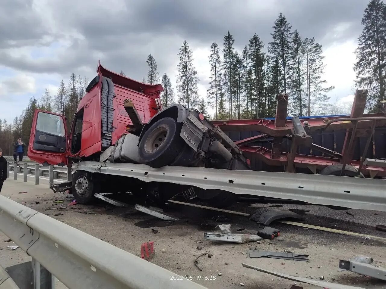 Автомобиль на трассе. Крупное дтп на трассе м 11. Крупное дтп на трассе м 11. Крупное дтп на трассе м 11. Массовую аварию на трассе м-11.