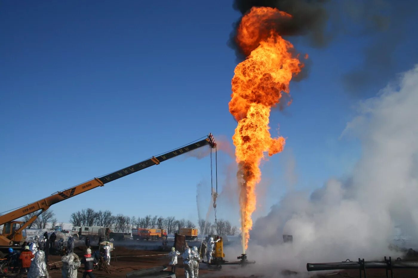 Аварии на буровой. ГНВП фонтан. Аварийное фонтанирование нефтяной скважины. Пожары на буровых. Авария на скважине.