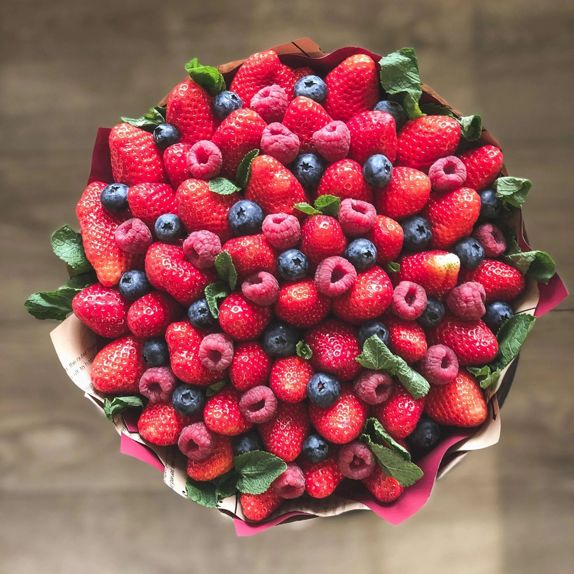 Композиция из ягод. Букет с ягодами и фруктами. Фруктовый букет. Букет из фруктов и цветов. Букет из ягод и цветов.