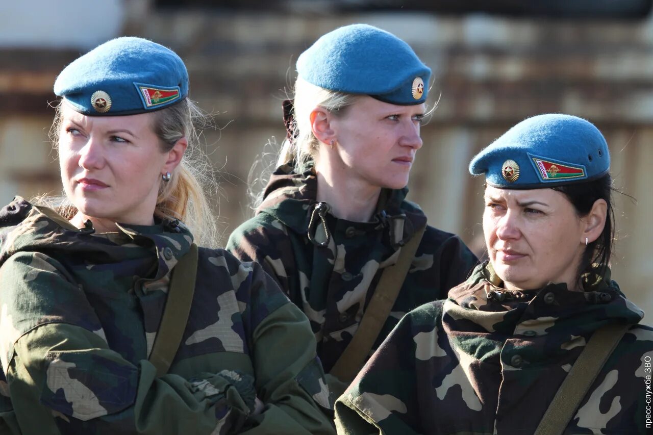Армейская женщина. Женщины военнослужащие. Женщины военные в Беларуси. Русские женщины военные. Женский спецназ.