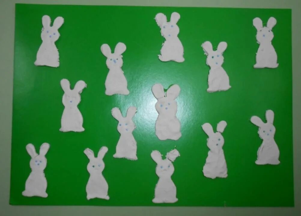 Зайчики на полянке лепка в средней группе. Заяц для младшей группы. Рисование зайца в средней группе. Аппликация зайчик в младшей группе. Лепка зайчик в младшей группе.