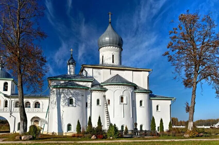 Монастыри псковской области фото. Крыпецкий монастырь Псков. Крыпецкий Иоанно-Богословский монастырь в Псковской области. Савво Крыпецкий мужской монастырь. Храм в Пскове 12 века.