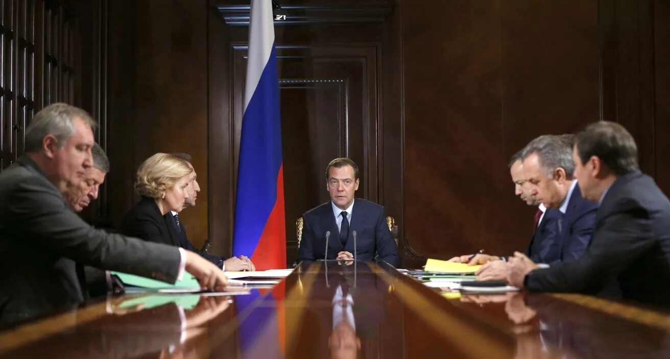 Смена правительства после выборов президента. Совещание. Медведев на заседании. Вице премьер России при Медведеве.
