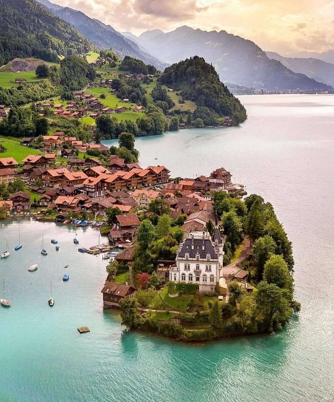 10 красивых стран. Бриенц Швейцария. Бриенцское озеро Швейцария. Замок Изельтвальд озеро Бриенц Швейцария. Деревня Бриенц Швейцария.