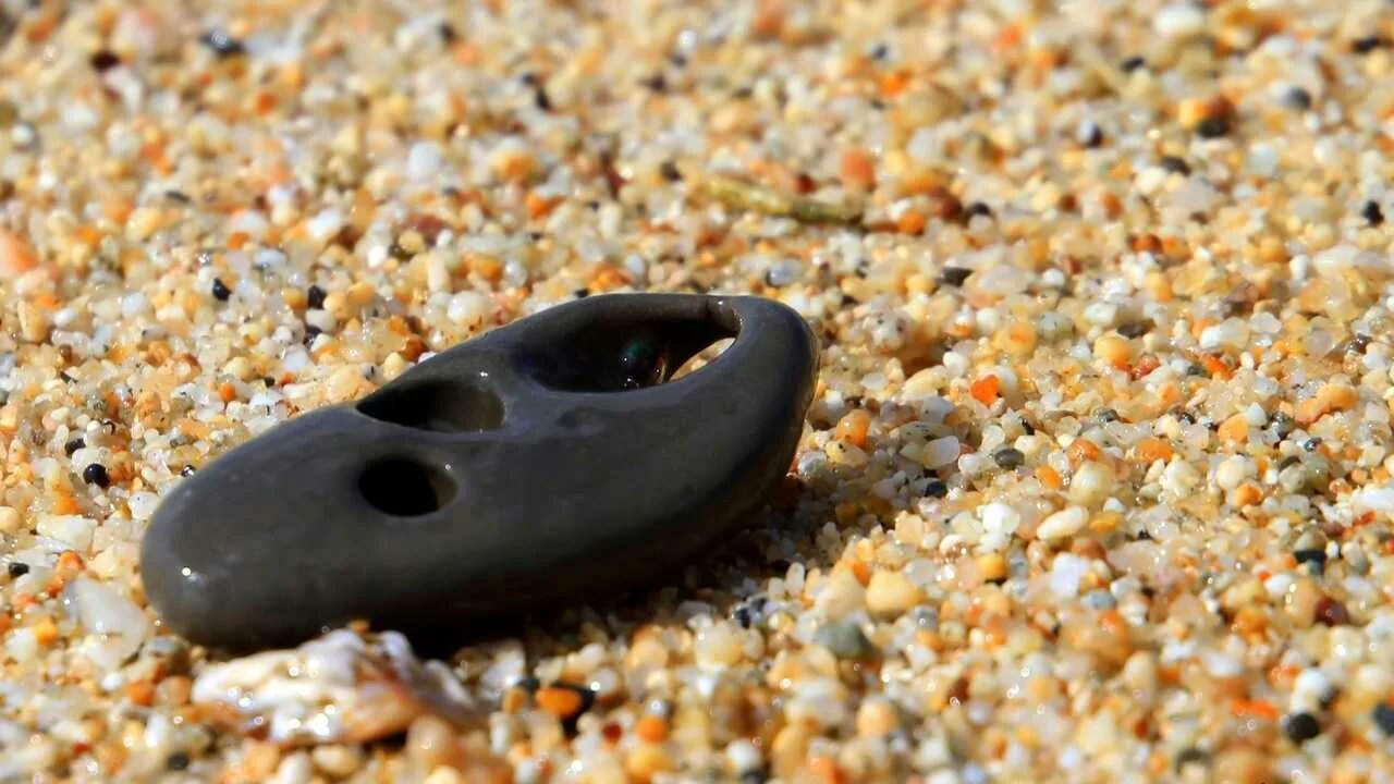 Камень с отверстием. Талисман куриный бог. Талисман куриный бог камень. Камень с дыркой. Куриный бог камень с дырочкой.