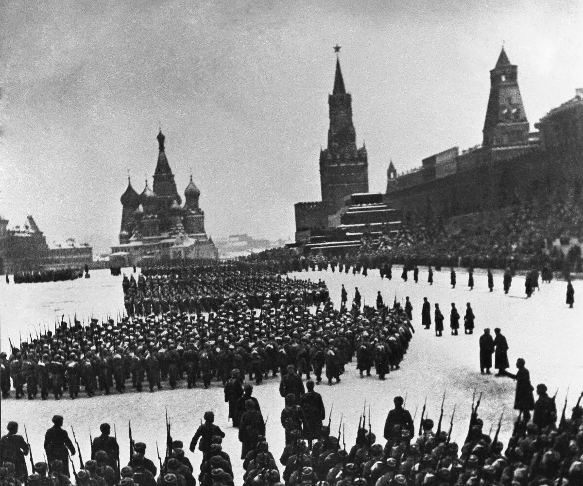 Каких городах проходил парад 7 ноября 1941. Парад на красной площади 7 ноября 1941 года. юон парад на красной площади 7 ноября 1941 года картина. день воинской славы парад 7 ноября 1941 года в москве на красной площади. красная площадь 7 ноября 1941 года.