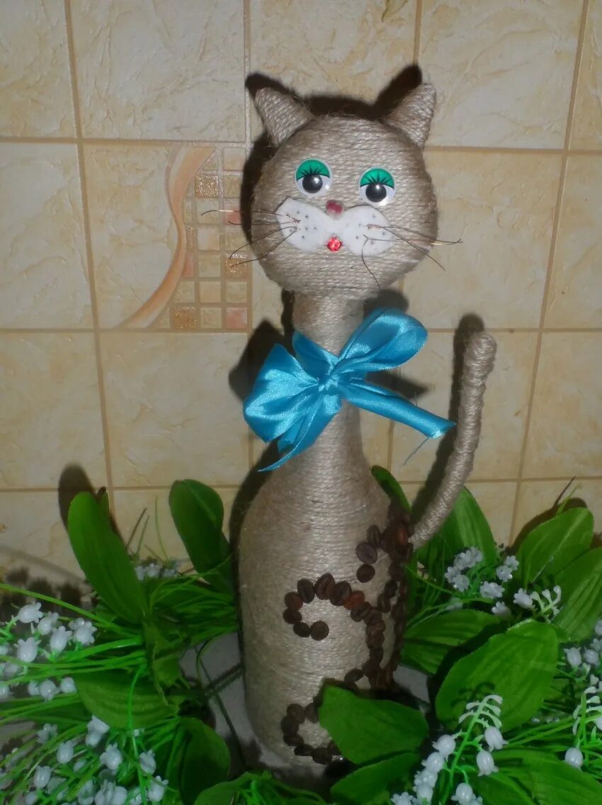 Кот из материала своими руками. Поделка кошка. поделки из шпагата. поделка кошка своими руками. кошка из шпагата и бутылки.