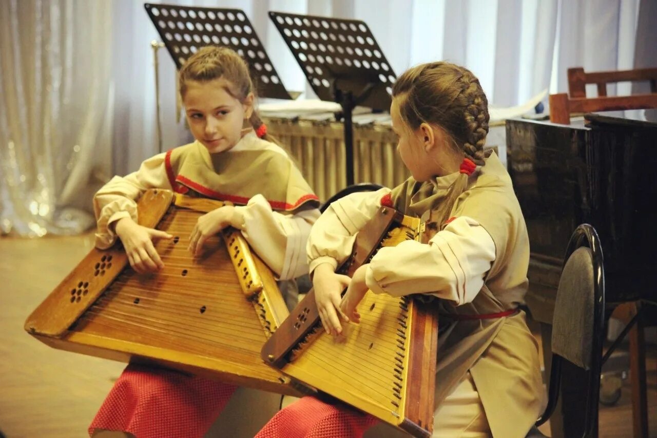 Кантеле Карельский музыкальный инструмент. Карельский народный инструмент Кантеле. Кантеле Пикколо. Гусли (в.Васнецов «гусляры»).