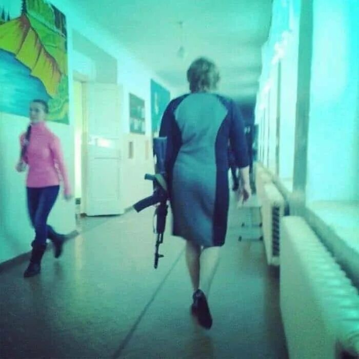 Учитель с пистолетом в школе. Учительница с пистолетом. Учитель идет по коридору. Смешная учительница.
