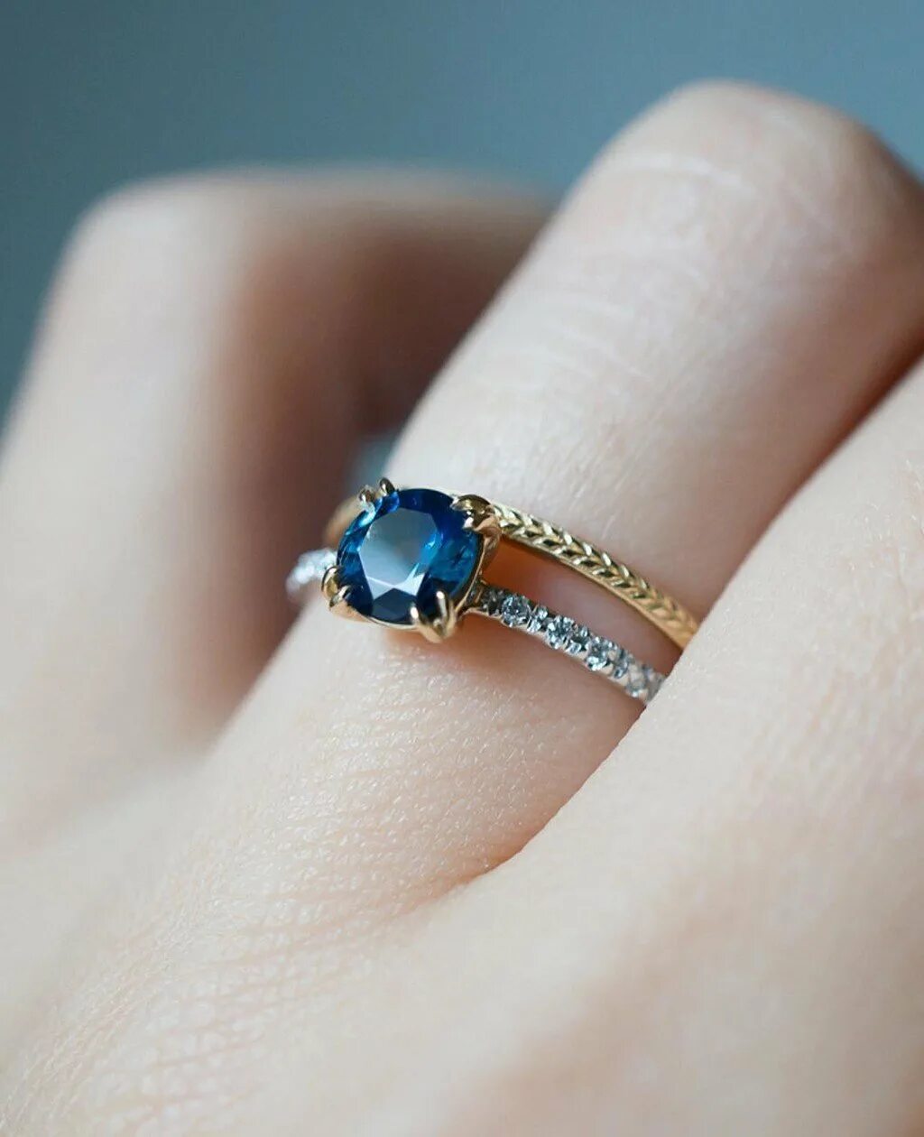 Красивые обручальные кольца с камнем. Кольцо арт. Обручальное кольцо арт. Обручальное кольцо с сапфиром женское. Санлайт золотое кольцо с сапфиром.