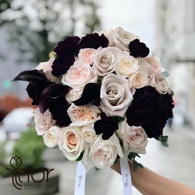25 белых роз эквадор. Букет из черных роз. Свадебный букет темный. Букет черно белых роз. Букет черно белых роз.