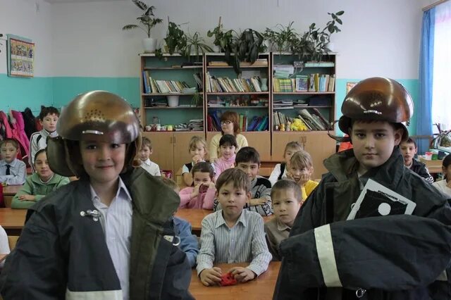 Пожарный средний школа. Пожарные провели занятия в школе. Пожар в школе. Занятия по пожарной безопасности в школе. Пожар в школе.