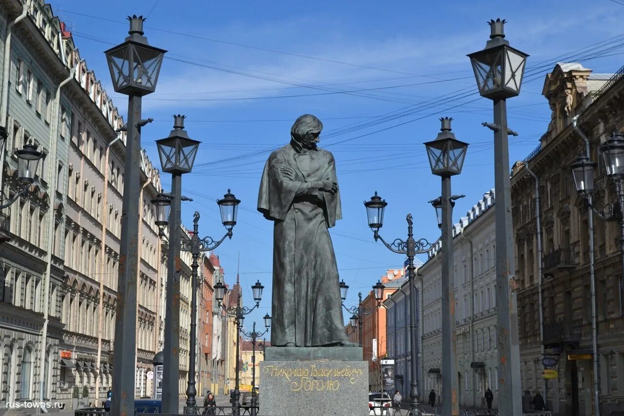 Жизнь н в гоголя в петербурге. Памятник Гоголю в Санкт-Петербурге. Памятник Гоголю в Питере на малой Конюшенной. Статуя Гоголя в Санкт Петербурге.