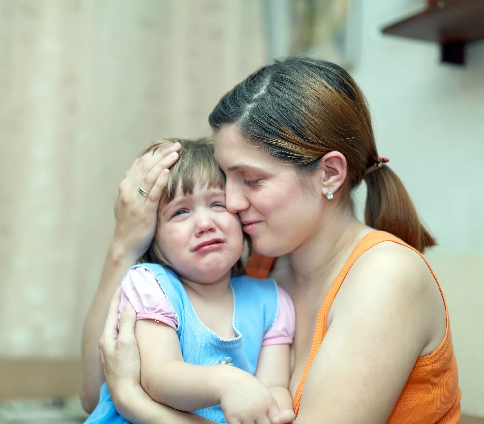 Мама успокаивает плачущую дочь. Мать успокаивает ребенка. Женщина успокаивает дочь. Женщина и Плачущий ребенок. Сын дочки дочки тети