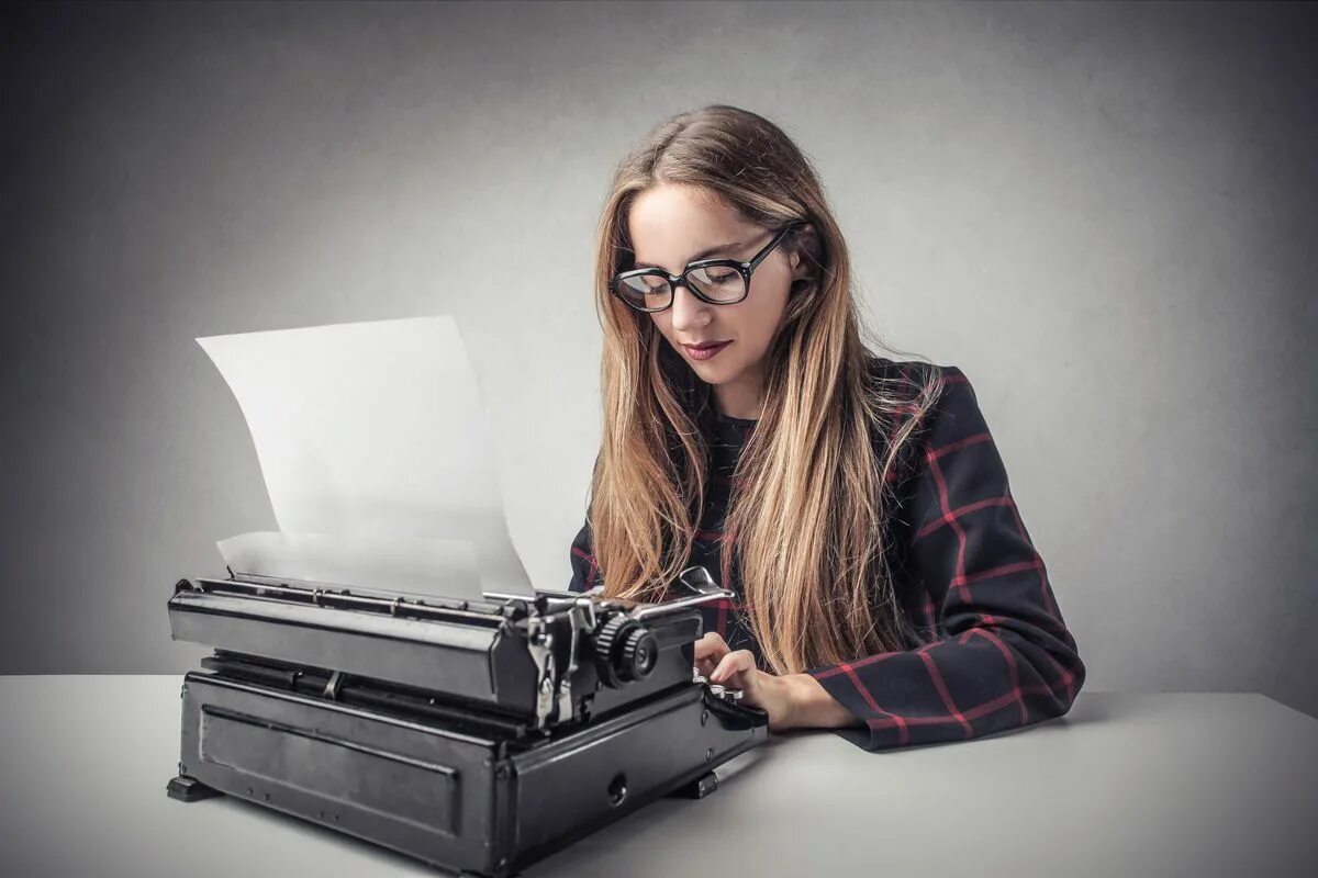 Писатель текстов профессия. Девушка с печатной машинкой. Профессия копирайтер. Девушка с пишущей машинкой. Человек за печатной машинкой.