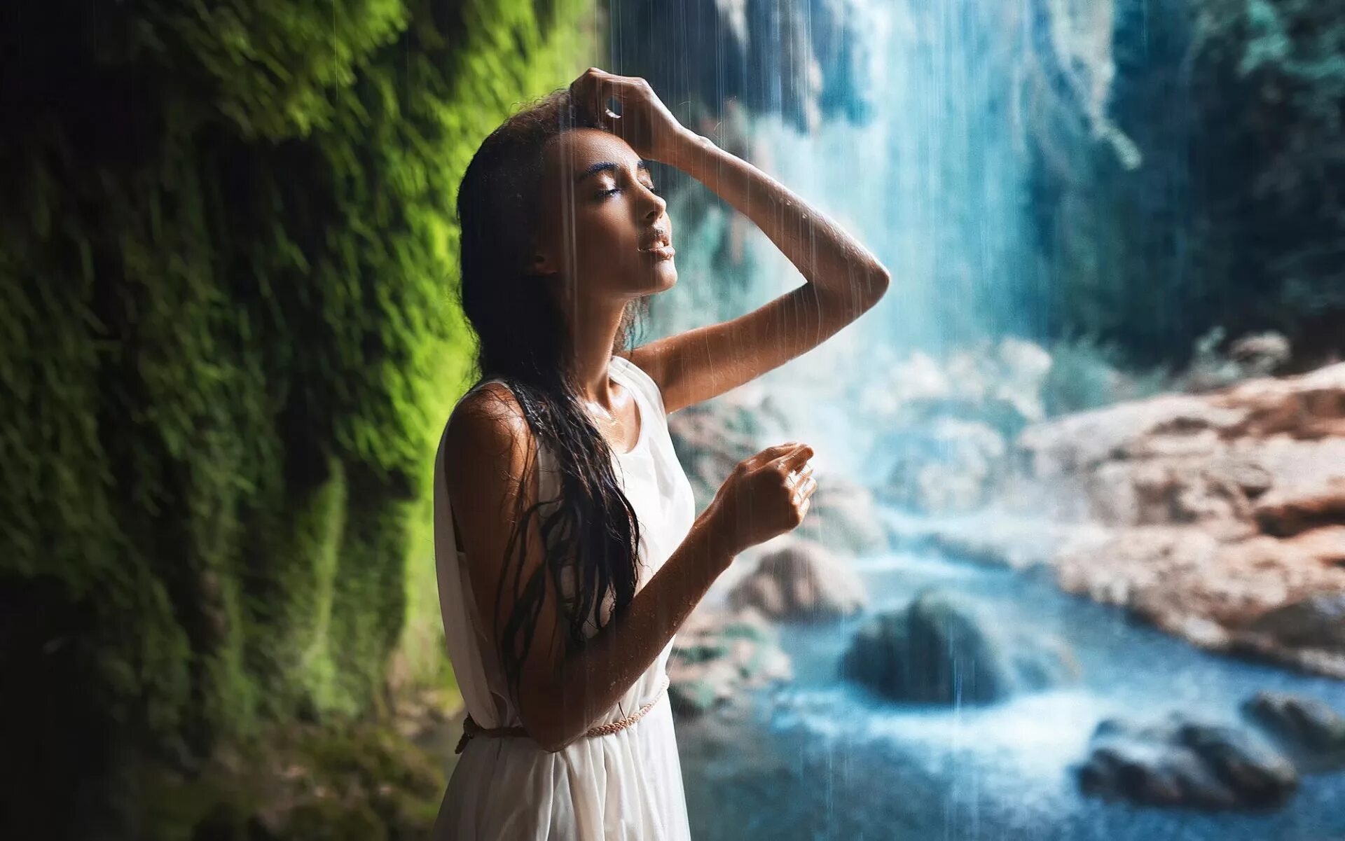 Девчонки под. Алина Астровская под водопадом. Девушка у водопада. Фотосессия на фоне водопада. Женщина под водопадом.