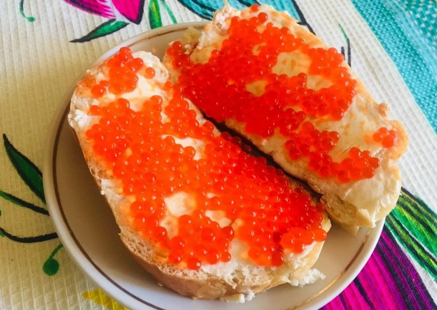 Как вкусно сделать бутерброды с икрой. Батон с красной икрой. вкусные бутерброды с красной икрой. бутерброды с икрой из батона. бутерброды с икрой в майонезе.