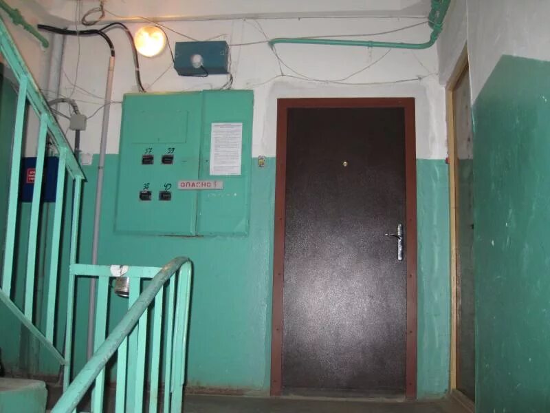 серые стены в подъезде. панельный дом подъезд. подъезды московских домов. девятиэтажный дом подъезд. перила в подъезде.