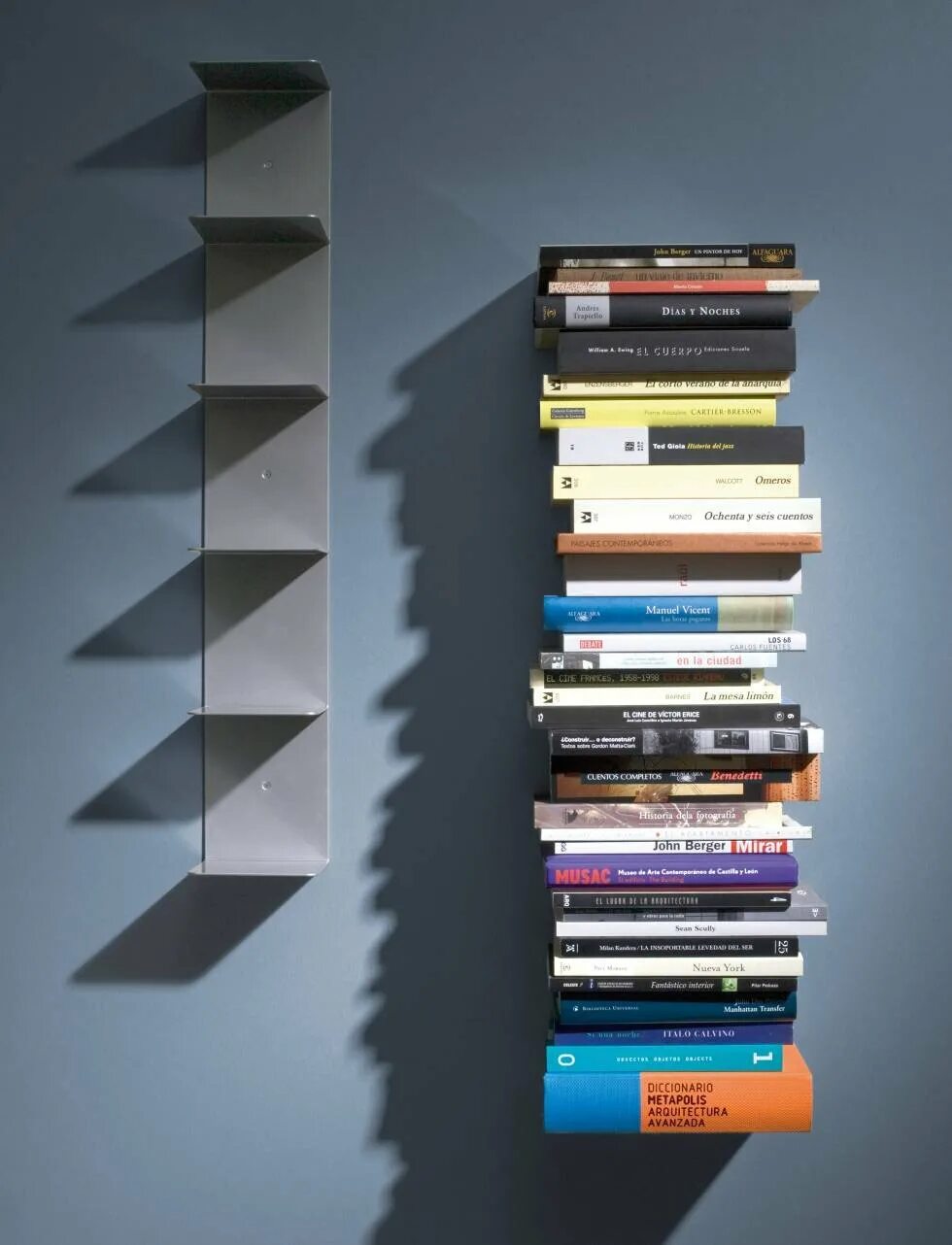 Невидимая полка. Книжная полка umbra. Полки невидимки для книг. Крепление для книжных полок. Книжные полки минимализм.