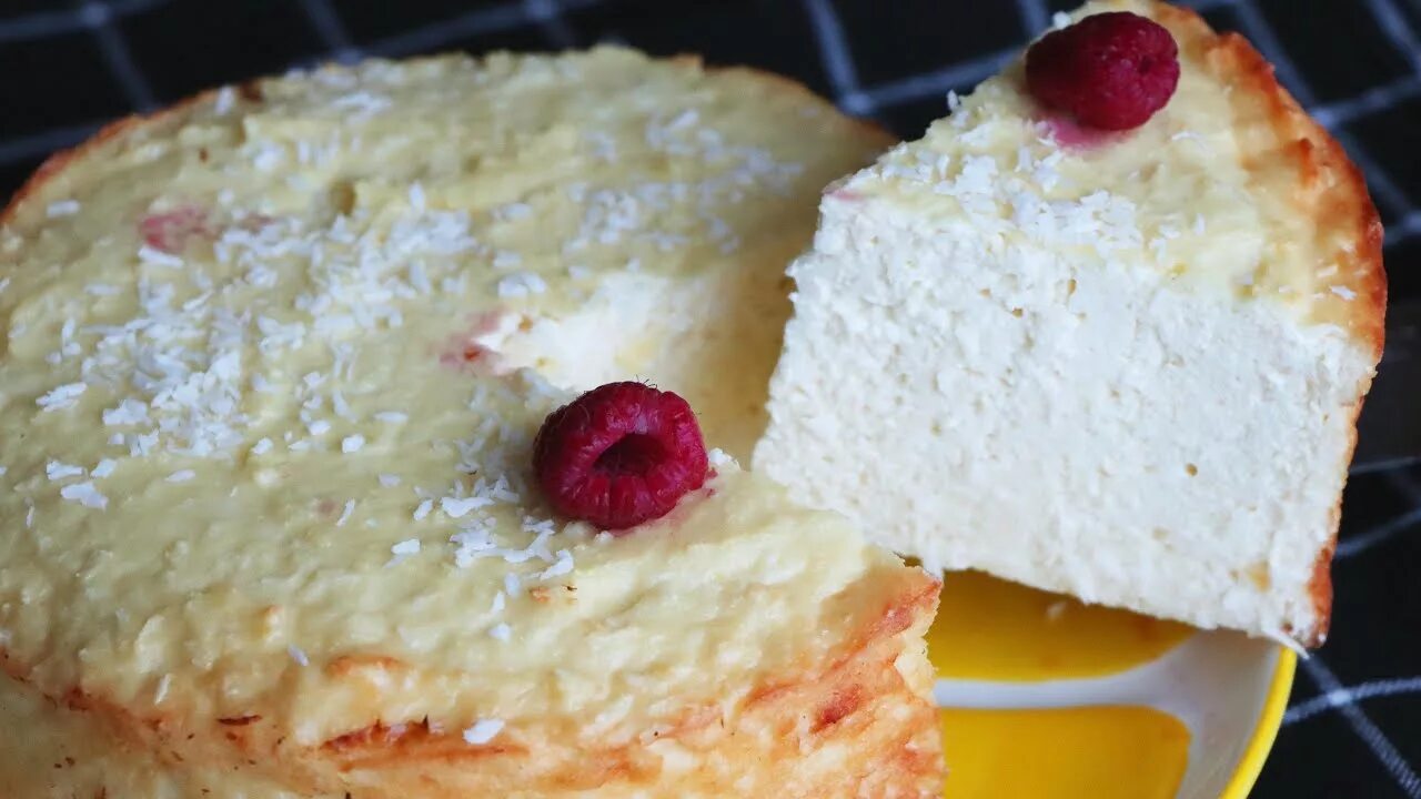 Творожная запеканка с мукой. Кокосовая запеканка. Творожная запеканка на тарелке. Творожно-рисовая запеканка в духовке. Рецепт творожной запеканки с рисовой мукой.