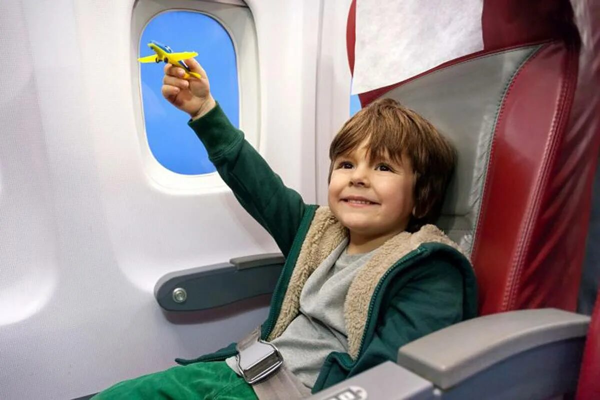 Самолет для детей. Путешествие на самолете для детей. Для мальчиков самолёты. Пассажиры с детьми в самолете. Перелет без родителей по россии